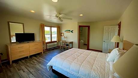 Queen Suite with Pool View