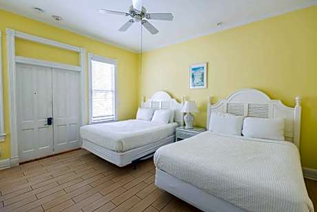 Deluxe Queen at the Curry Mansion - Parking & Heated Pool!