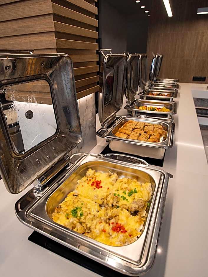 Elmi Beach Hotel & Suites