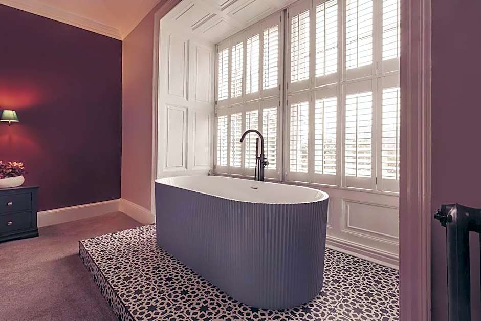 Tweedies Bar and Lodge