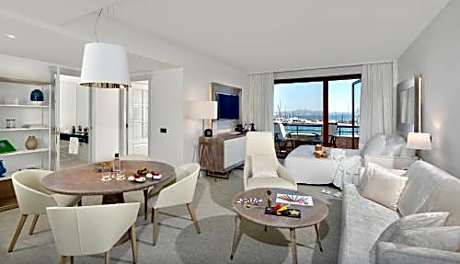 Red Level Master Suite with Sea and Cathedral View