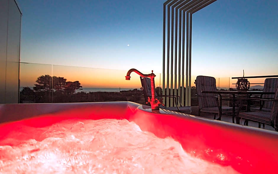 IO Luxury Pool & Hot Tub Suites