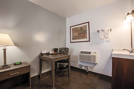 Queen Room with Three Queen Beds - Non-Smoking