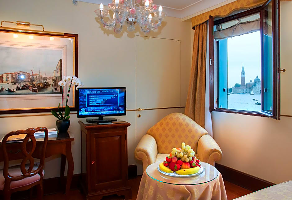 Hotel Monaco & Grand Canal