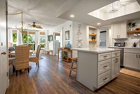 Top 10 Pick! Walk to Beach, Shops, Dining and Pool