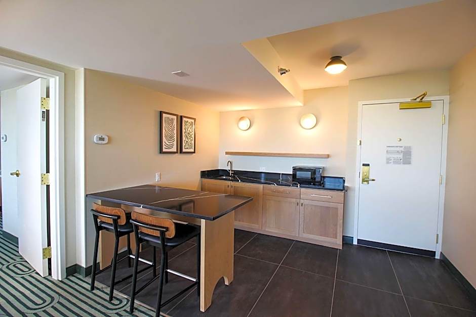 DoubleTree by Hilton Clarksville Riverview