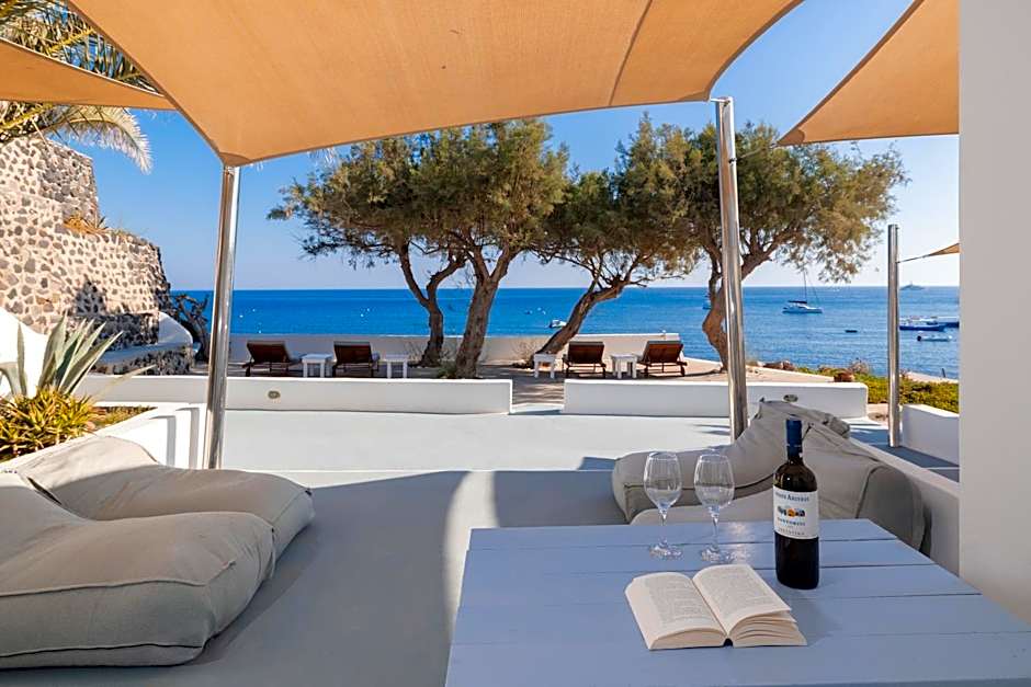 Akrotiri Hotel