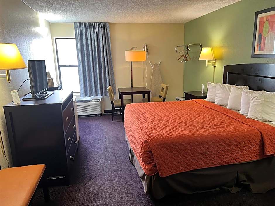 Photo 1 of 8 of 1 King Bed, Mobility Accessible, Bathtub