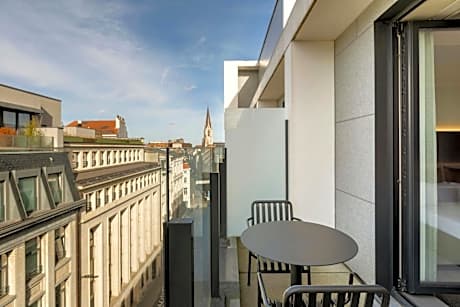 Moxy Queen Room with Balcony - High Floor