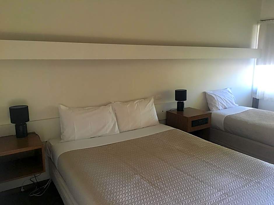SHEPPARTON MOTOR INN Tudor House Motel