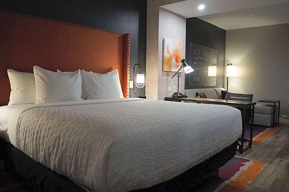 La Quinta Inn & Suites by Wyndham Lewisville