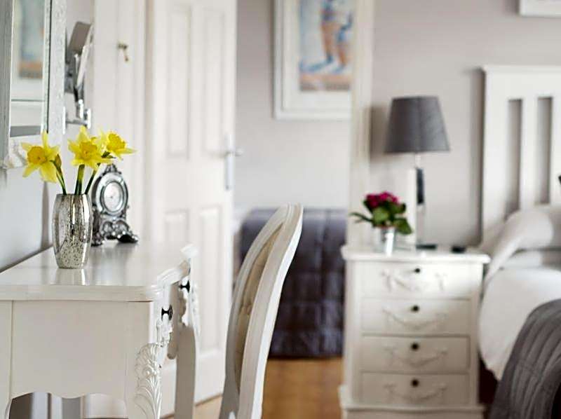 The Cambridge Guest House by Tas