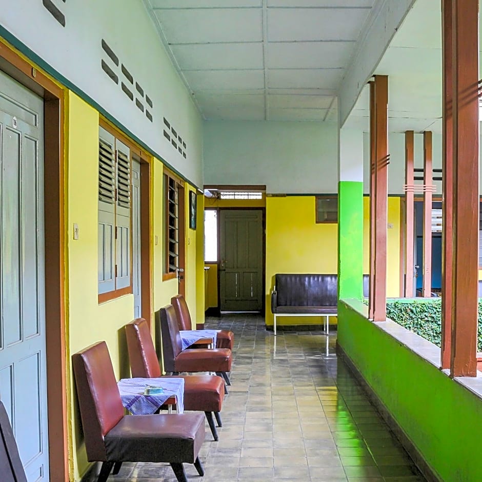 Spot On 1708 Hotel Budi Famili 1