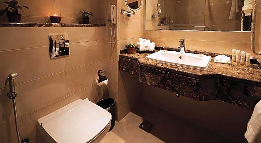 Seven Roses Hotel
