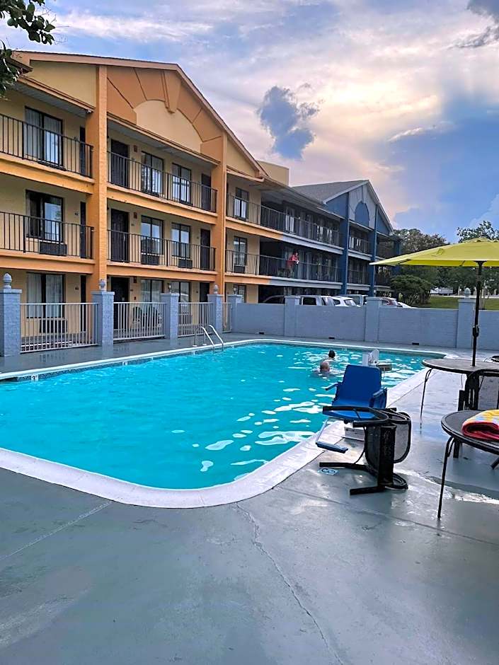 Days Inn & Suites by Wyndham Mobile