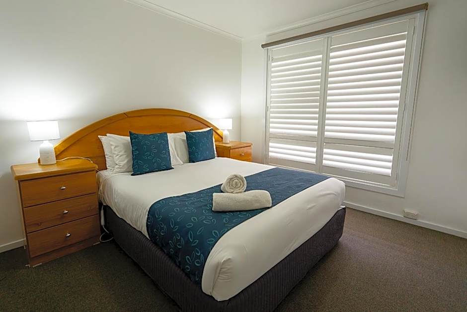 Waves Motel and Apartments