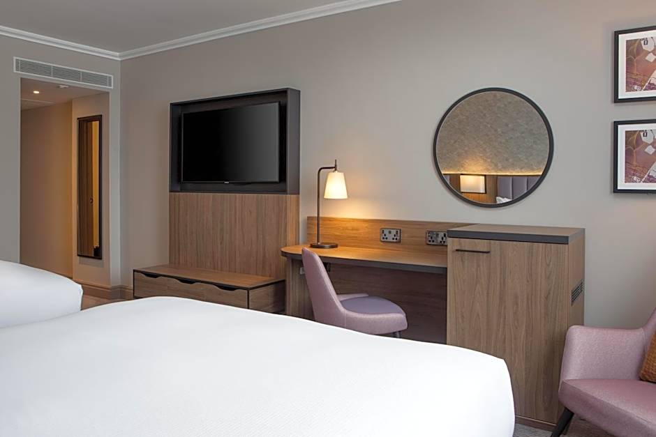 DoubleTree by Hilton Dartford Bridge