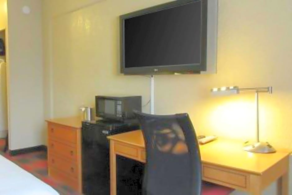 Quality Inn & Suites Airport