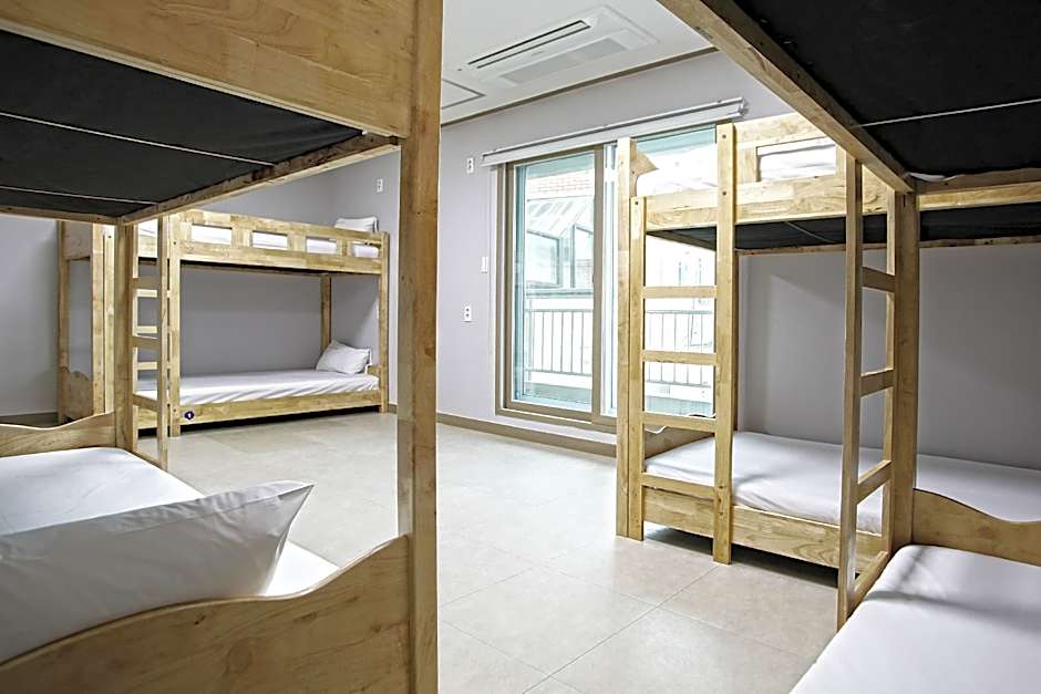 1% HOSTEL