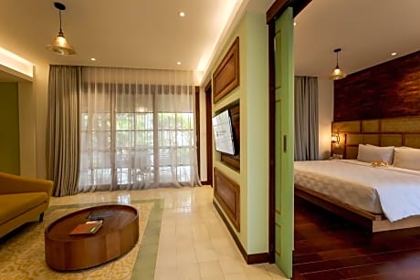 One-Bedroom Suite with Bathtub and Balcony