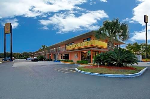 Super 6 Inn & Suites Pensacola