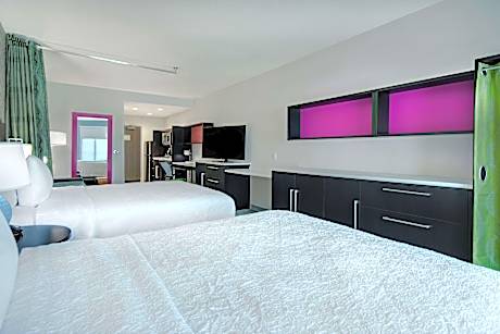 2Queen Mobility Accessible Tub Studio Suite