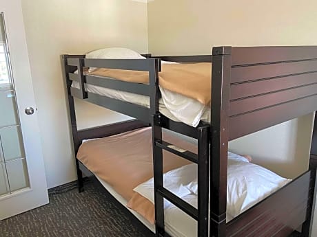 Suite - 1 King 2 Single Bunk Beds Non-Smoking Desk Refrigerator Wi-Fi Full Breakfast