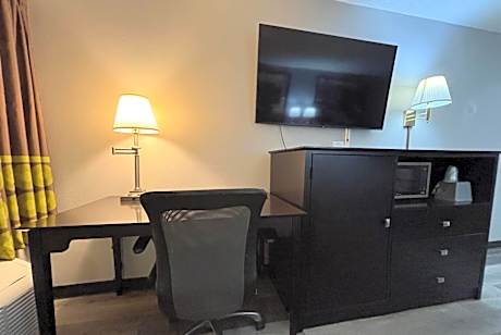 King Suite - Non-Smoking