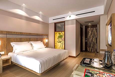 Deluxe King Room with Pool View and Free Shuttle Service to Double-Six Beach