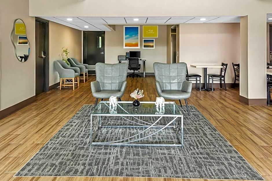 Days Inn & Suites by Wyndham DeSoto