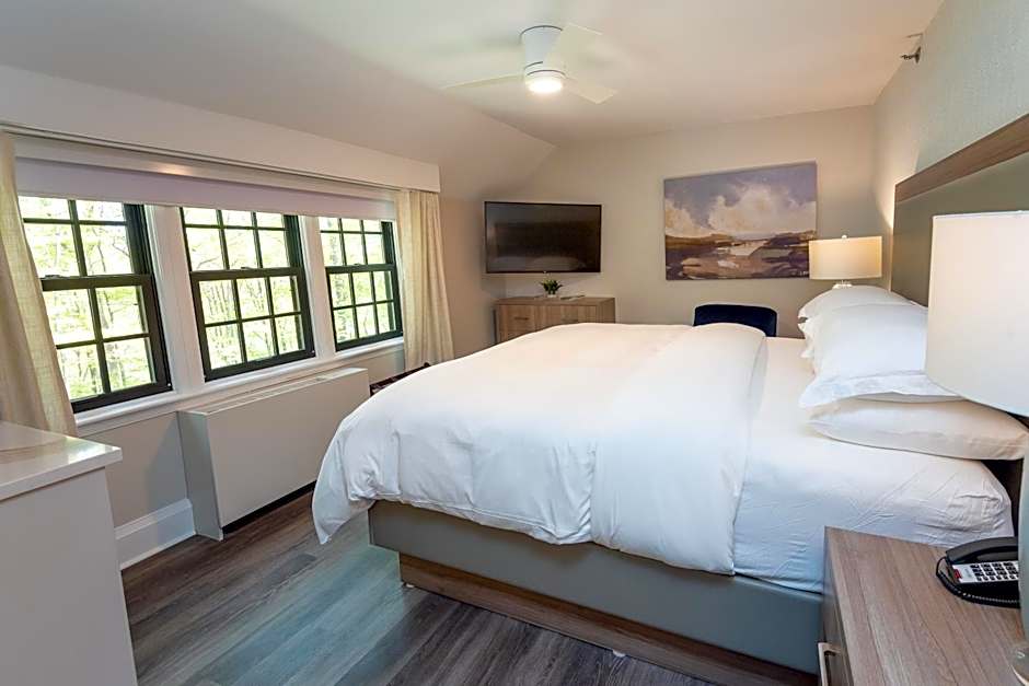 Photo 1 of 17 of Traditional 1 Queen Bed