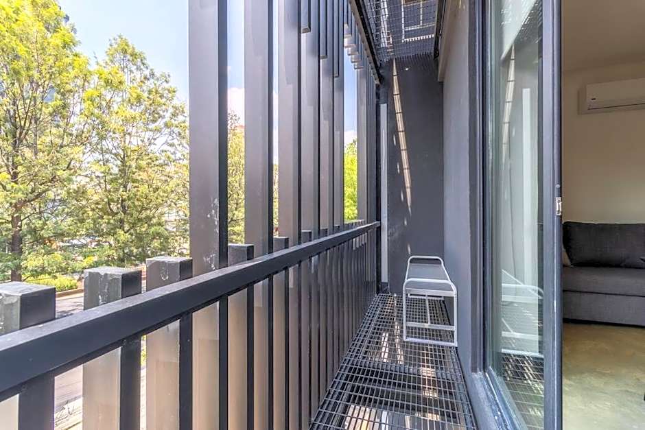 L304 Studio apt 2Bdrm 1bath Fits 6 AC Rooftop