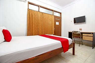 RedDoorz Plus near Alun Alun Selatan