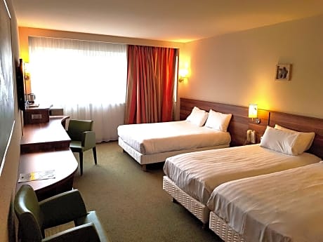 Executive Quadruple Room with One Queen and Two Single Beds