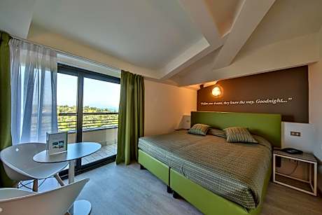 Double or Twin Room with Lateral Lake View - Upper Floor
