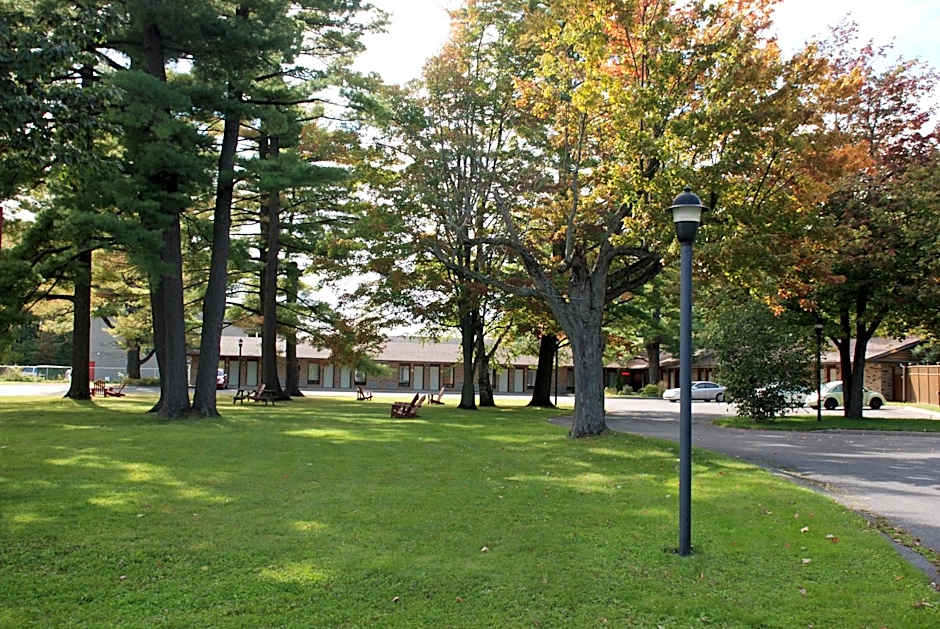 Photo 1 of 23 of Rideau Heights Inn