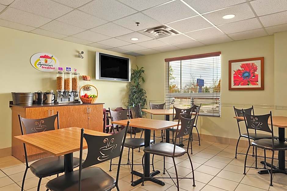 Super 8 by Wyndham Barrie South