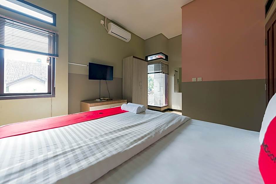 RedDoorz Syariah near Politeknik Negeri Bandung Campus