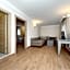 Moonshine Hotel & Suites