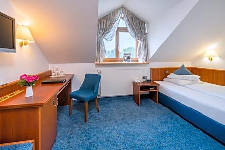 Budget Single Room in the attic