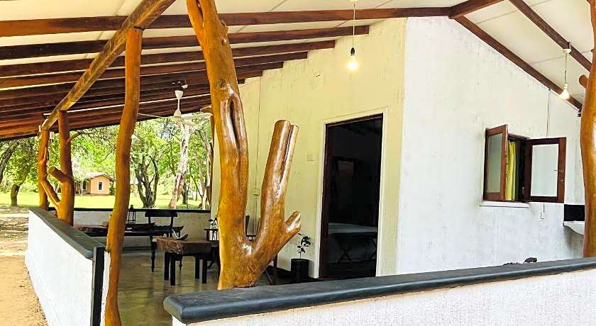Funky Leopard Safari Lodge Bordering Yala National Park
