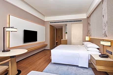 Deluxe King Room with Mountain View