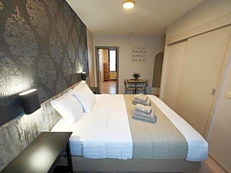 Family Room (3 Adults)