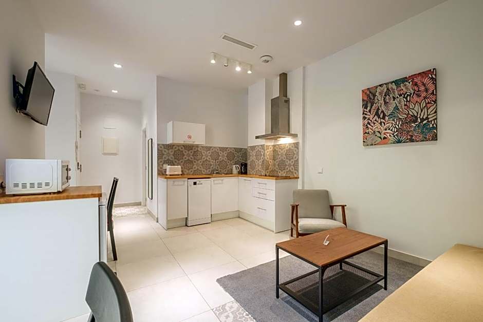 Chic & Comfortable Apartment, Private Terrace