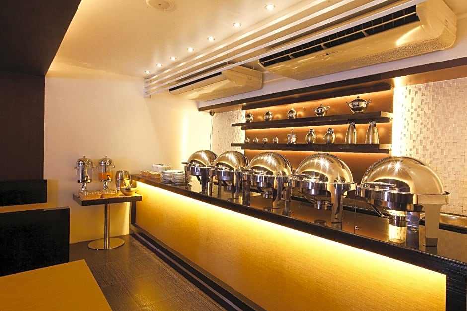 Clover City Center Plus Hotel