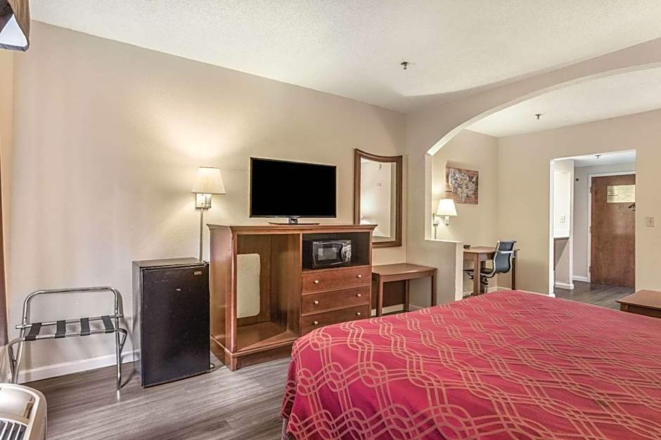 Econo Lodge Inn & Suites Marietta near Dobbins ARB