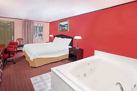 Deluxe King Room with Spa Bath- Non-Smoking
