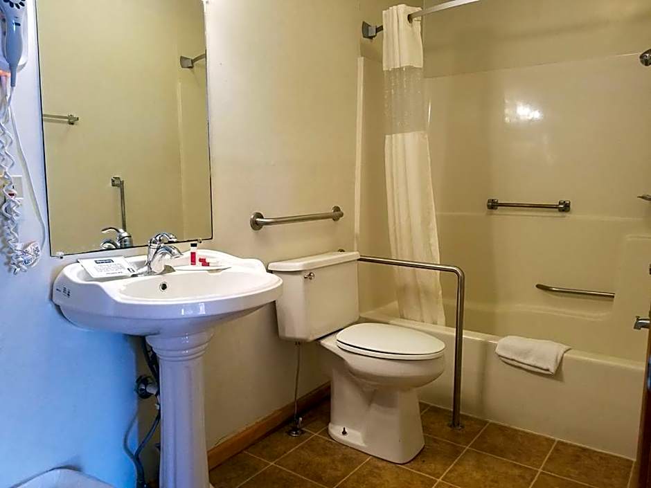 Travelodge by Wyndham Lake George NY