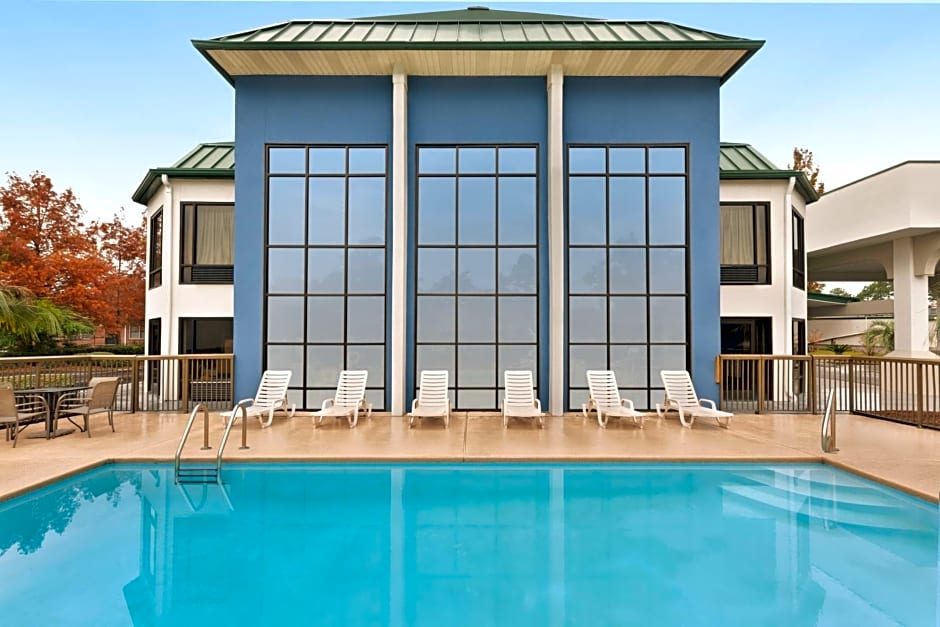 Days Inn & Suites by Wyndham Savannah Midtown
