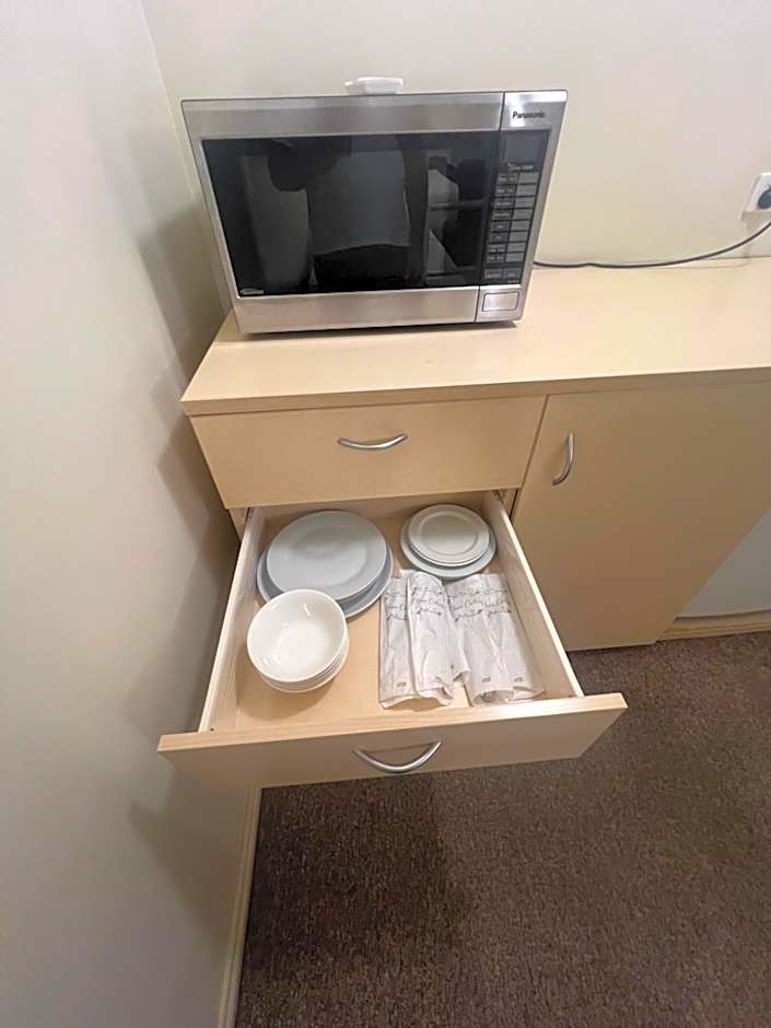 OVERLANDER MOTOR LODGE